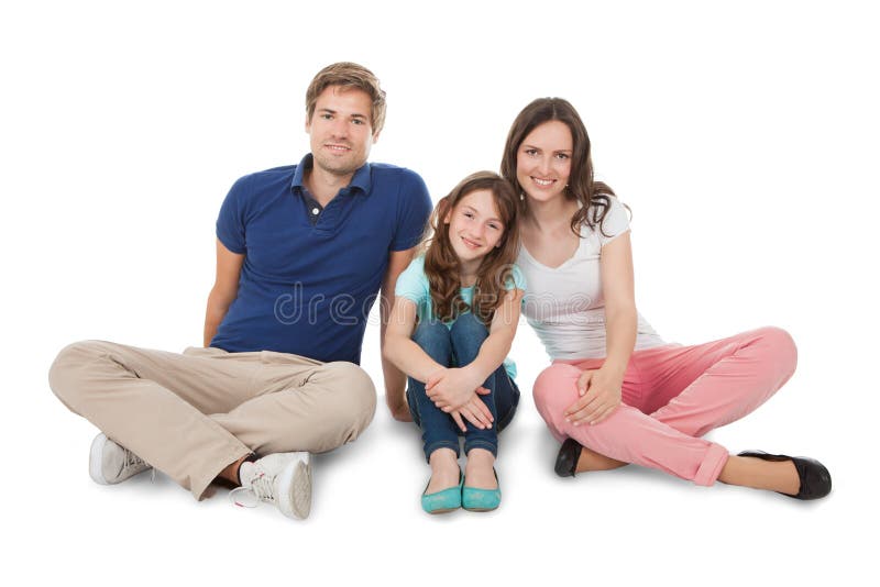 Famille heureuse s'asseyant au-dessus du fond blanc photos stock Famille heureuse s'asseyant au-dessus du fond blanc photos stock