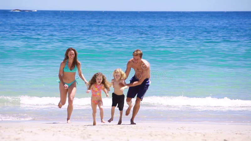 Famille heureuse s'éclaboussant