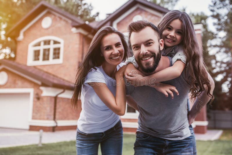 Famille heureuse à l'extérieur image libre de droits