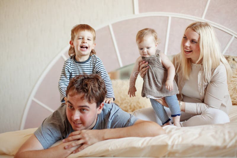 Famille heureuse à la maison photographie stock libre de droits