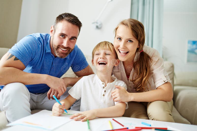 Famille heureuse à la maison photos libres de droits