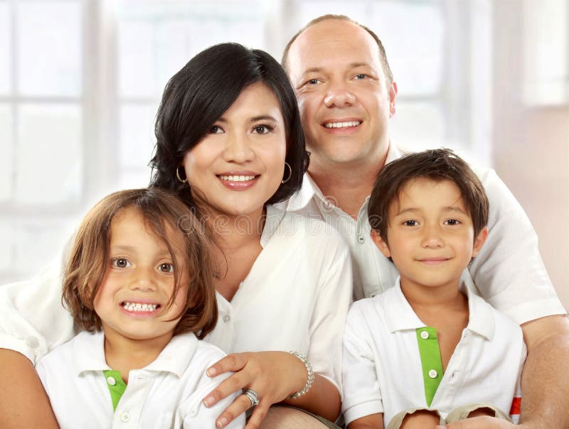Famille heureux photographie stock libre de droits Famille heureux photographie stock libre de droits