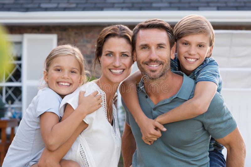 Famille heureux avec des enfants photos stock Famille heureux avec des enfants photos stock