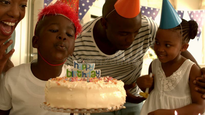 Famille heureux célébrant un anniversaire