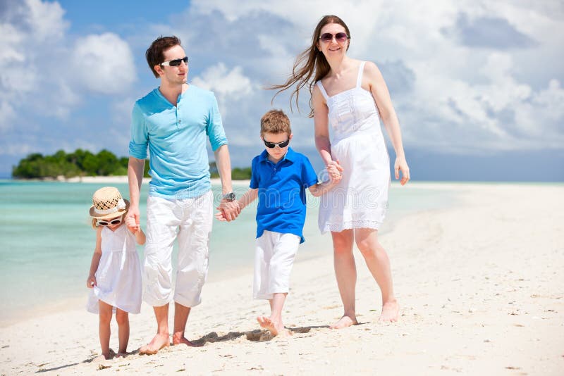 Famille heureux des vacances tropicales image libre de droits