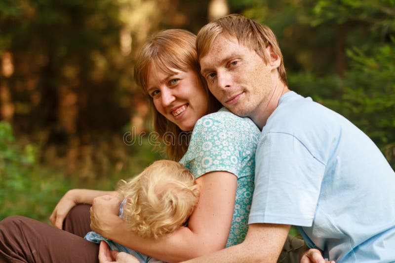Famille heureux ensemble en nature image libre de droits Famille heureux ensemble en nature image libre de droits