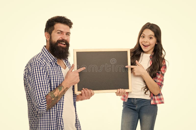 Famille heureux P?re barbu d'homme avec la fille Peu p?re d'amour de fille Jour de famille Peu fille avec le tableau noir d'?cole image stock Famille heureux P?re barbu d'homme avec la fille Peu p?re d'amour de fille Jour de famille Peu fille avec le tableau noir d'?cole image stock