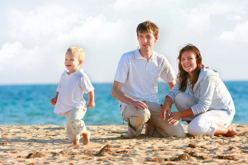 Famille heureux sur la plage photographie stock libre de droits