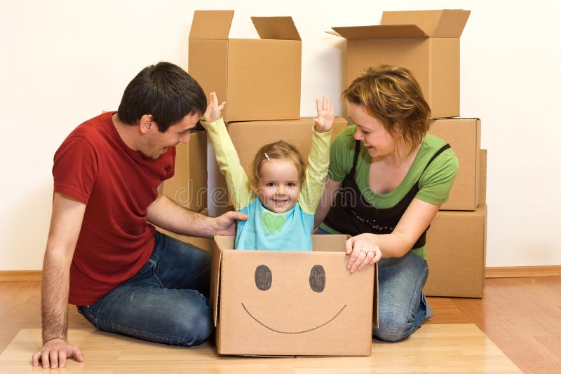 Famille heureux éclatant dans leur maison neuve photographie stock libre de droits Famille heureux éclatant dans leur maison neuve photographie stock libre de droits