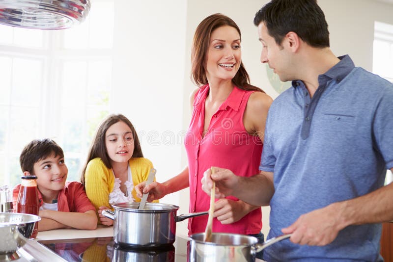 Famille hispanique faisant cuire le repas à la maison images libres de droits Famille hispanique faisant cuire le repas à la maison images libres de droits