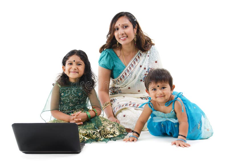 Famille indien traditionnel avec l'ordinateur portatif photographie stock libre de droits Famille indien traditionnel avec l'ordinateur portatif photographie stock libre de droits