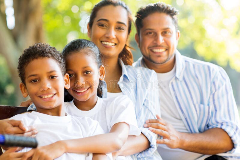 Famille indienne heureuse image libre de droits Famille indienne heureuse image libre de droits