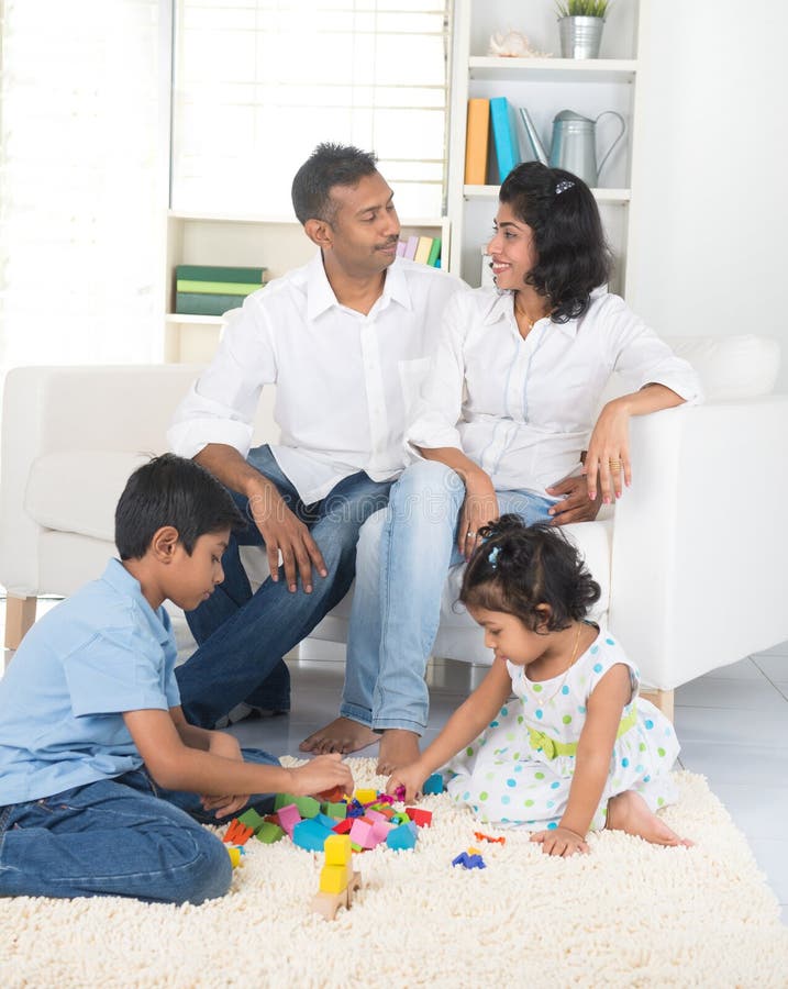 Famille indienne heureuse image stock Famille indienne heureuse image stock