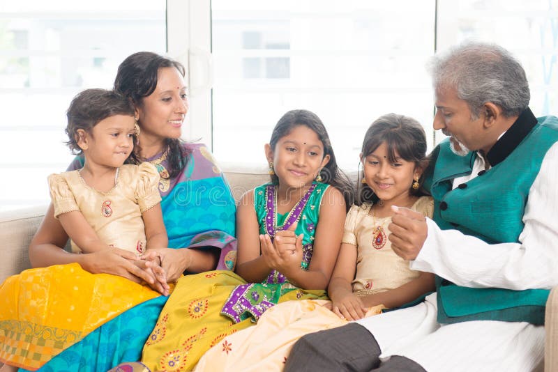 Famille indienne heureuse à l'intérieur photo libre de droits Famille indienne heureuse à l'intérieur photo libre de droits