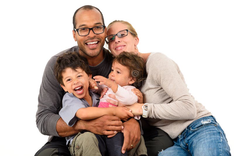 Famille interraciale heureuse d'isolement sur le blanc images libres de droits