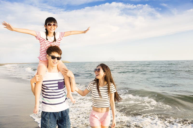 famille jouant sur la plage au coucher du soleil photographie stock libre de droits famille jouant sur la plage au coucher du soleil photographie stock libre de droits
