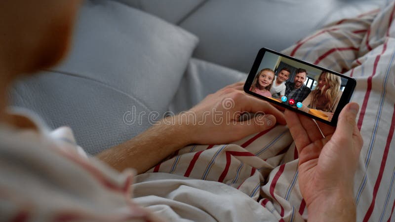Famille joyeuse appeler smartphone écran closeup. un type détendu tient un téléphone portable banque de vidéos