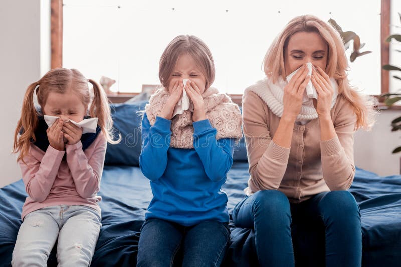 Famille malade s'asseyant sur le lit photo libre de droits