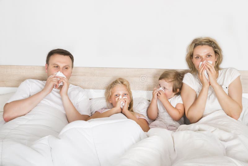 Famille malade se situant dans le lit Famille malade se situant dans le lit