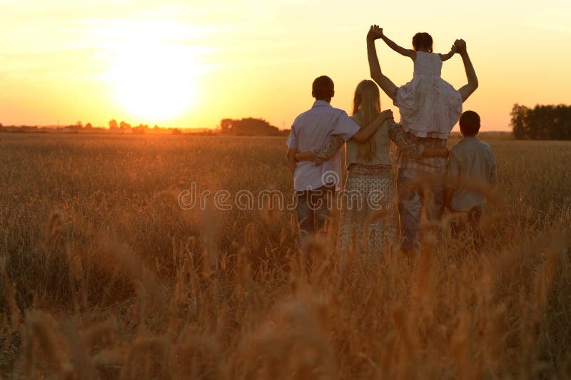 Famille se promenant dans un champ photo libre de droits