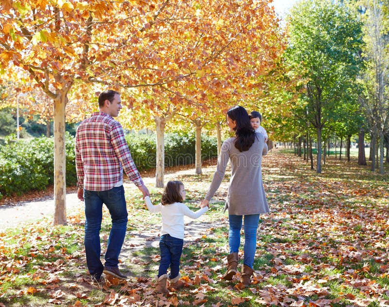 Famille marchant en parc d'automne photo stock Famille marchant en parc d'automne photo stock