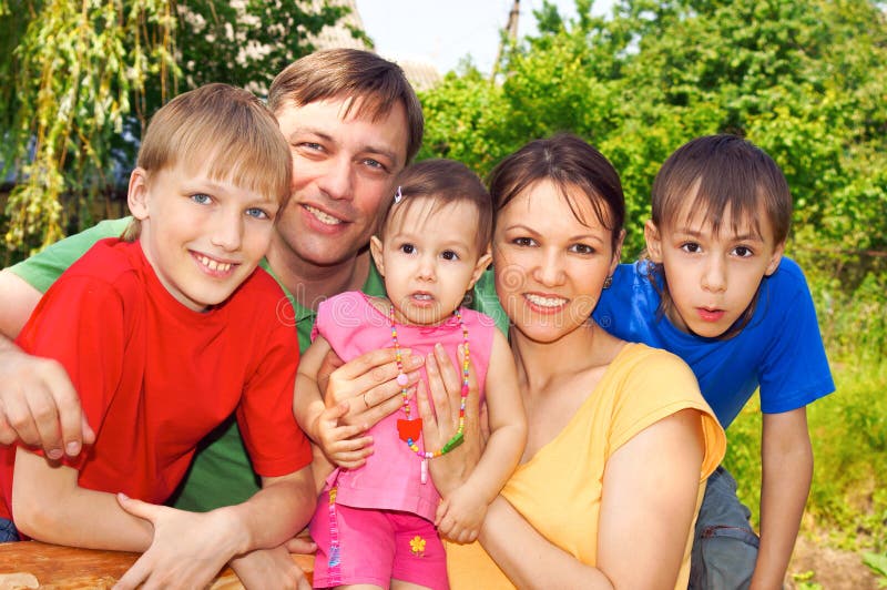 Famille mignon à la nature photos stock Famille mignon à la nature photos stock