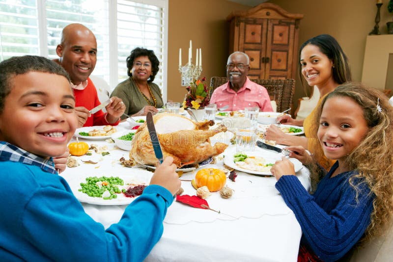 Famille multi de rétablissement célébrant le thanksgiving