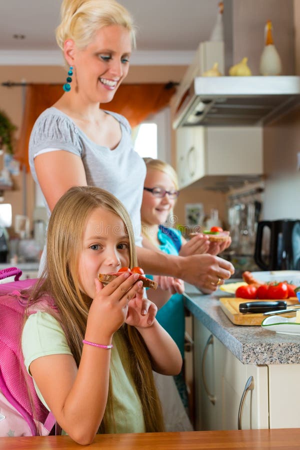 Famille M Re Effectuant Le Petit D Jeuner Pour L Cole Photo Stock