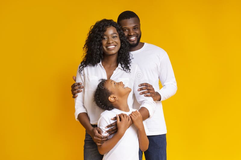 Famille noire aimante avec sa fille qui se sourit devant la caméra photographie stock libre de droits