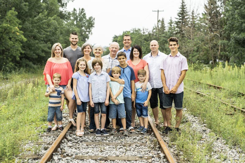 Famille nombreuse avec le père et l'enfant de grand-parent de cousin sur une forêt image stock Famille nombreuse avec le père et l'enfant de grand-parent de cousin sur une forêt image stock