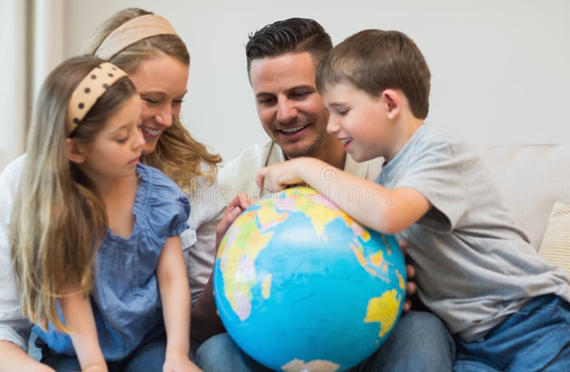 Famille recherchant des endroits sur le globe photos libres de droits Famille recherchant des endroits sur le globe photos libres de droits