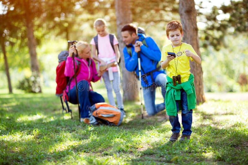 Famille regardant la destination image libre de droits Famille regardant la destination image libre de droits