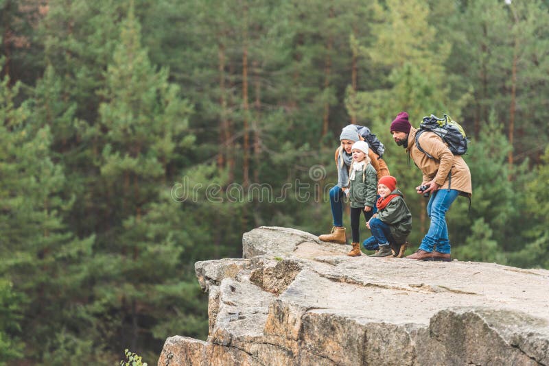 Famille se tenant sur la roche dans la forêt photo libre de droits Famille se tenant sur la roche dans la forêt photo libre de droits