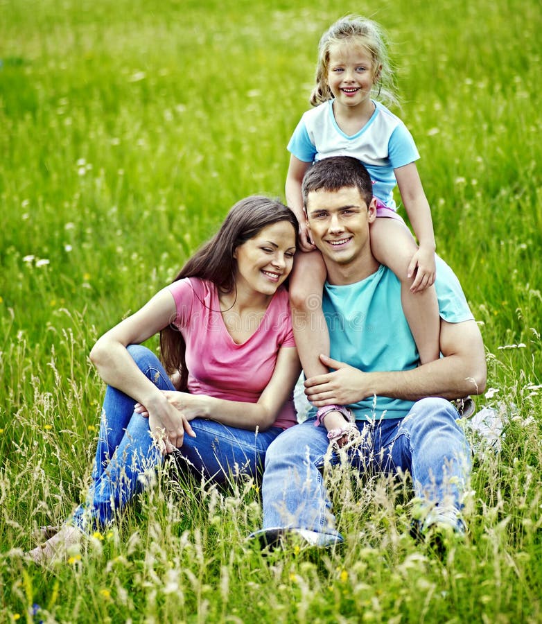 Famille sur l'herbe verte. photos libres de droits Famille sur l'herbe verte. photos libres de droits
