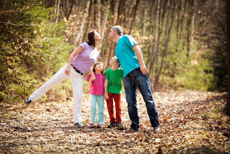Famille sur la promenade images libres de droits Famille sur la promenade images libres de droits