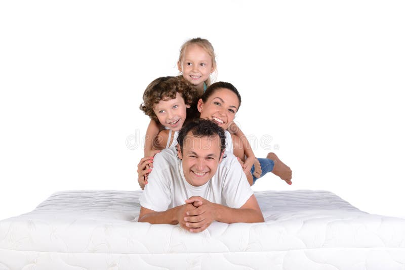 Famille sur le matelas images stock Famille sur le matelas images stock