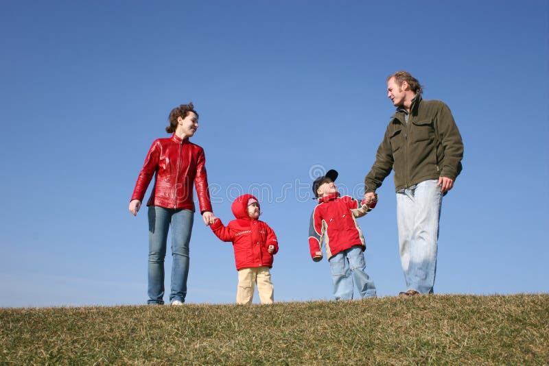 Download Famille sur le pré photo stock. Image du enfance, enfants - 2143020