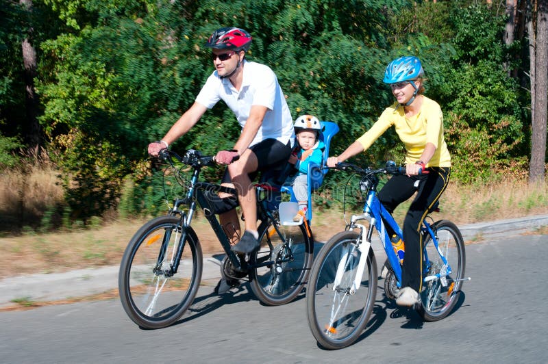 Famille sur les vélos dans l'ensoleillé