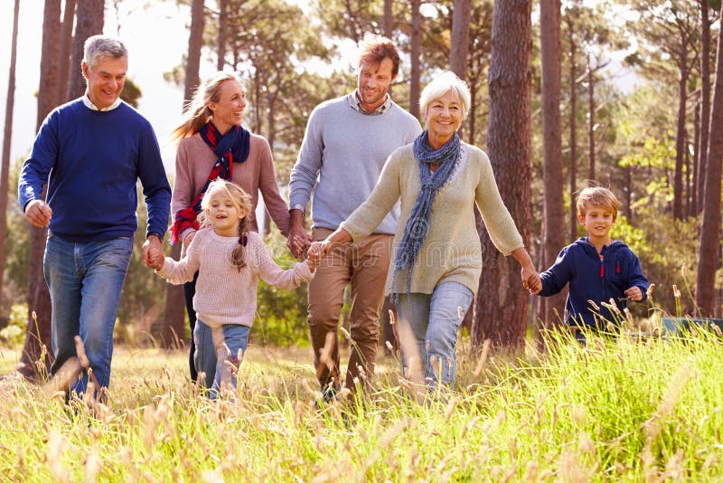 Famille sur plusieurs générations heureuse marchant dans la campagne
