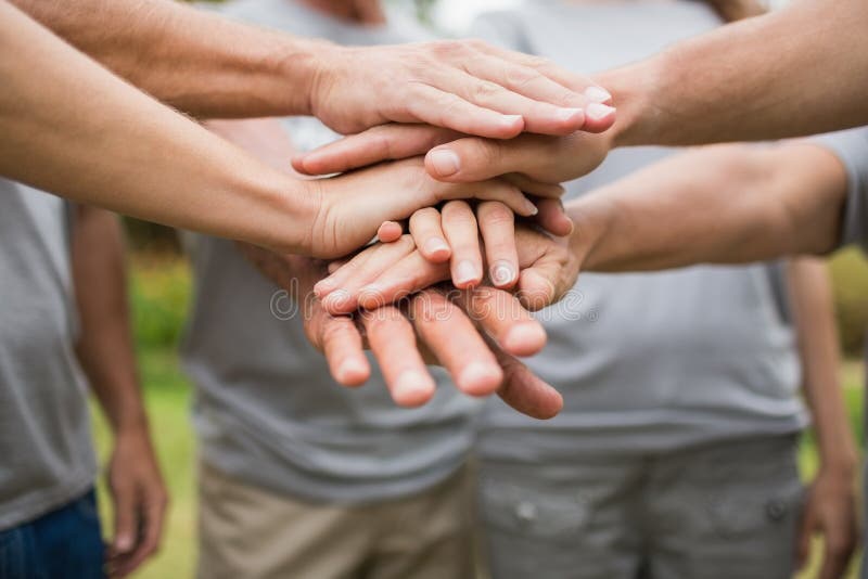 Famille volontaire heureuse remontant leurs mains photographie stock libre de droits