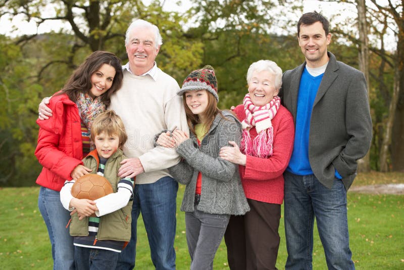 Famille étendu sur la promenade par la campagne photographie stock Famille étendu sur la promenade par la campagne photographie stock