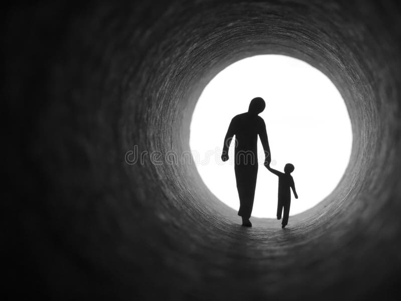 Padre e figlio, camminare in un tunnel.