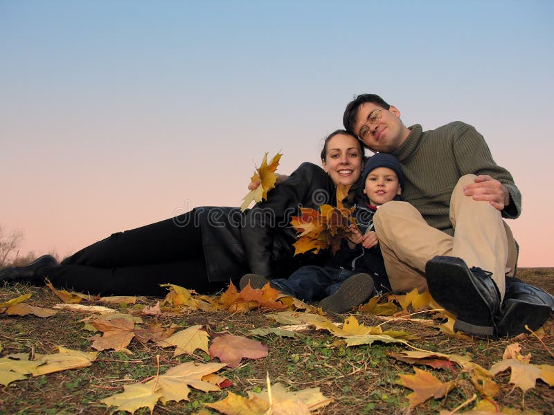 Familia otono hojas a atardecer.