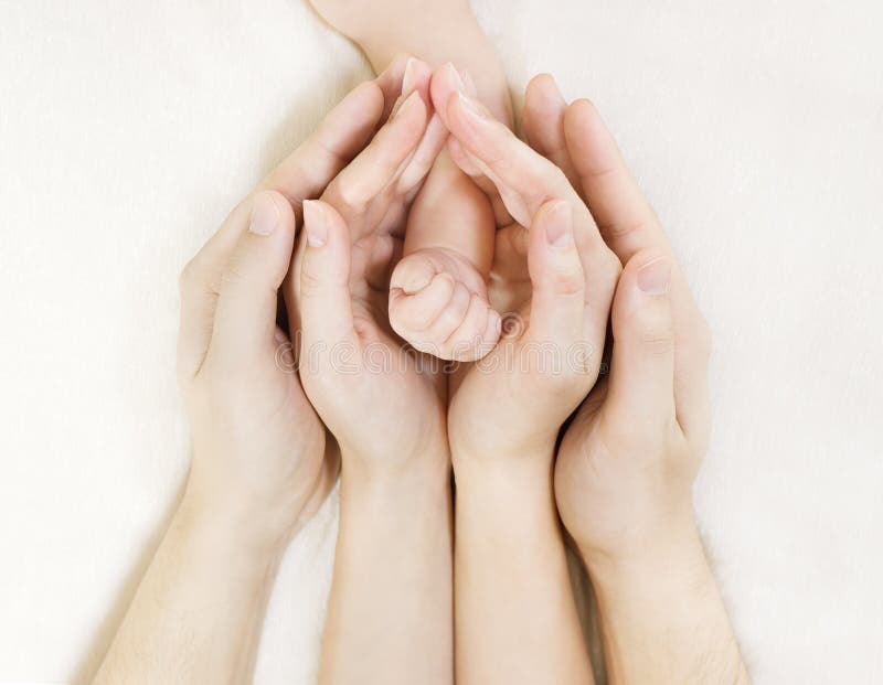 Familia un nino manos, bebé recién nacido un nino mano madre padres manos, proteccion.