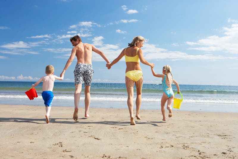 Familia sobre el Playa día festivo correr k el mar.