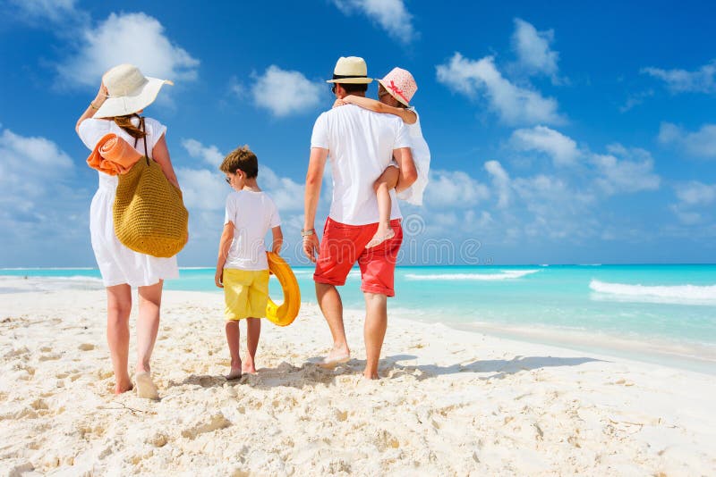 De familia feliz sobre el Playa sobre el verano día festivo.