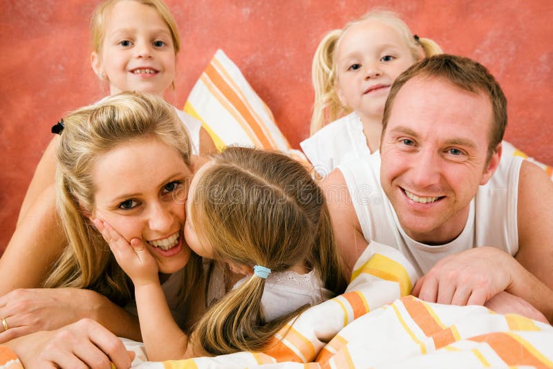 Семья картинки для детей. Семья на кровати. Family Kiss. Родители, так и живем ! Фото.