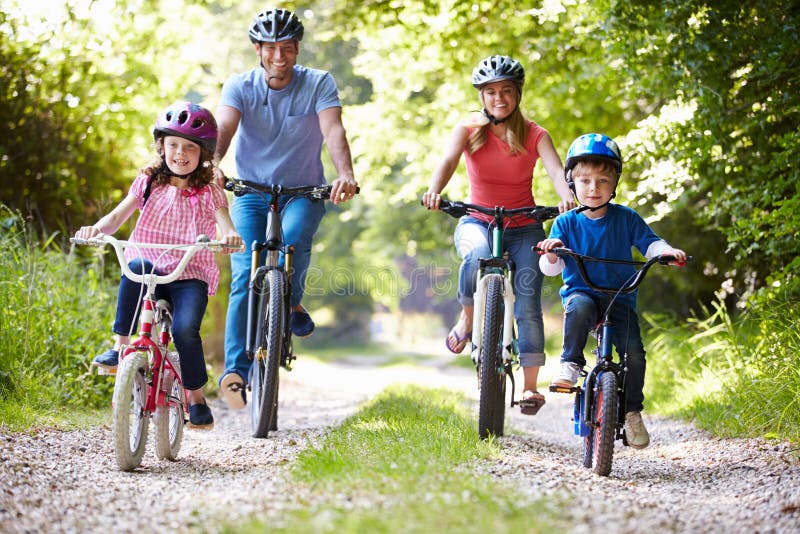 In Famiglia In Bici In Campagna Indossando Caschi Da Divertirsi.