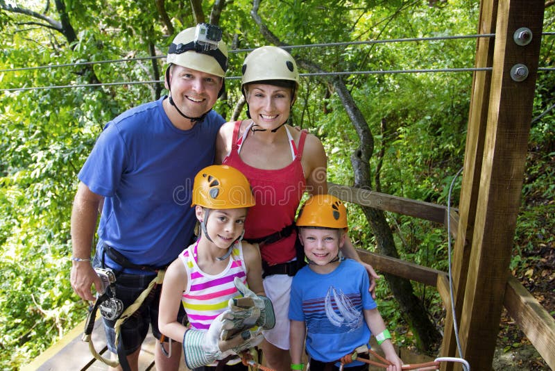 Attivo, giovane famiglia di godere di un zipline adventure viaggio, mentre su una vacanza in famiglia.