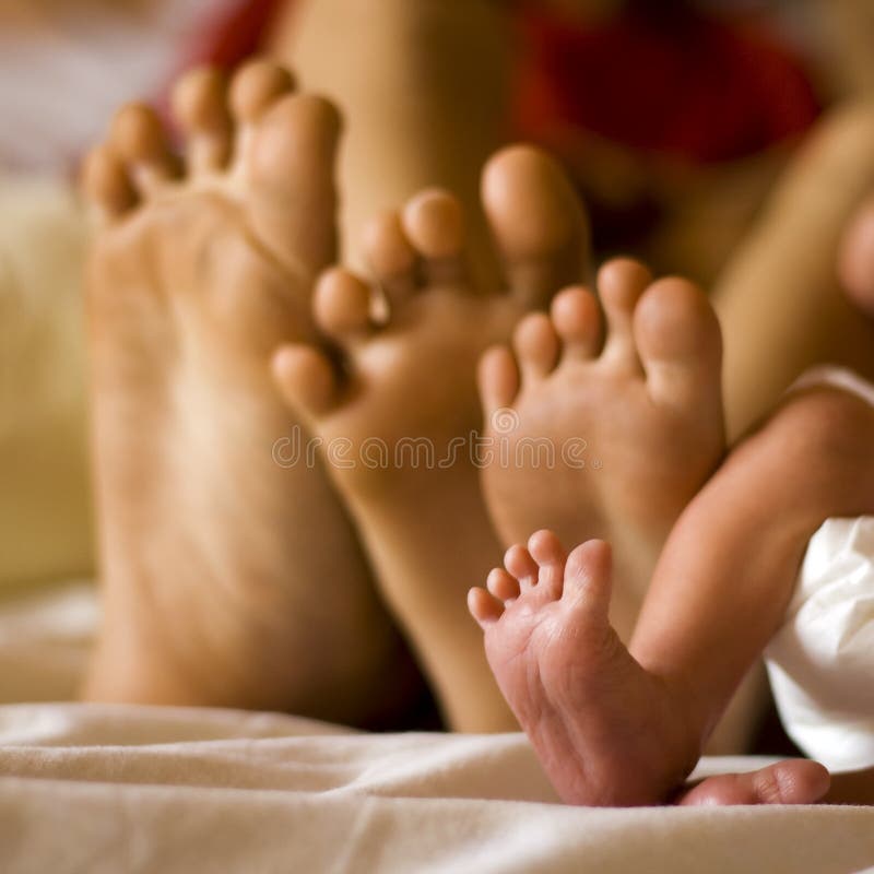 Roztomilé novorozence nohy s členy rodiny, soustředit se, je pevně na novorozence.